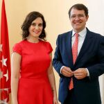 El presidente de la Junta, Alfonso Fernández Mañueco, asiste a la toma de posesión de la presidenta de la Comunidad de Madrid, Isabel Díaz Ayuso
