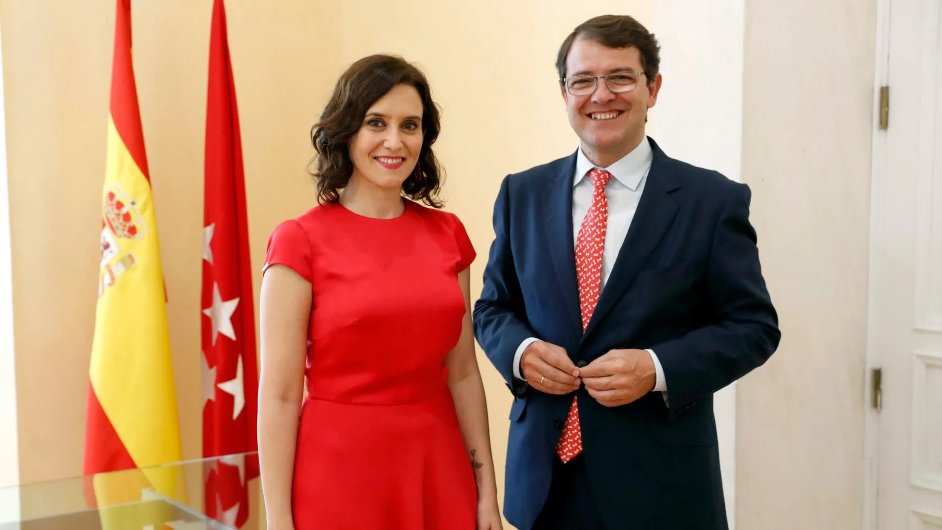 El presidente de la Junta, Alfonso Fernández Mañueco, asiste a la toma de posesión de la presidenta de la Comunidad de Madrid, Isabel Díaz Ayuso