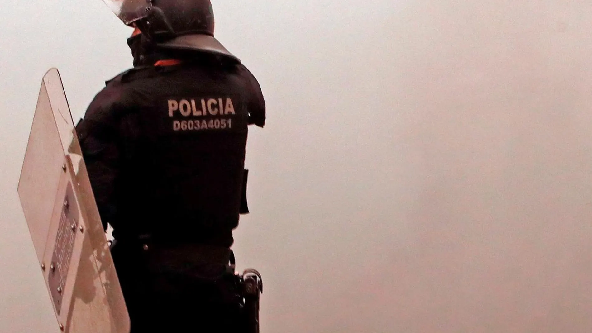 Un agente de la Policía catalana durante las cargas