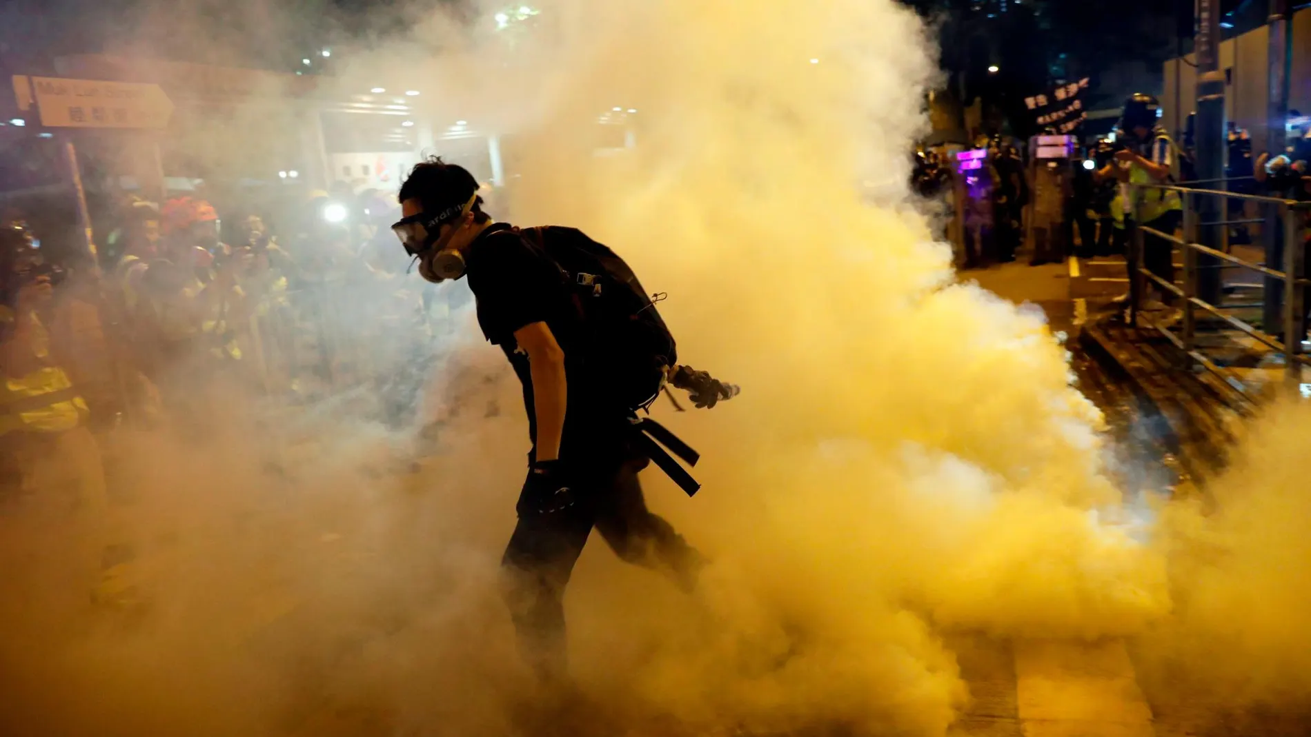 La Policía disparó gases lacrimógenos contra los manifestantes/Reuters
