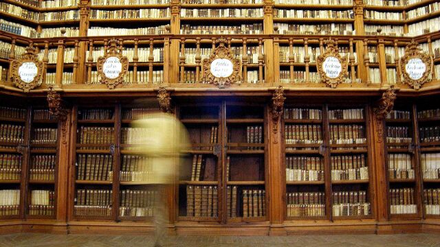 El libro de la Universitat de Barcelona es una invitación a conocer las bibliotecas de varios autores