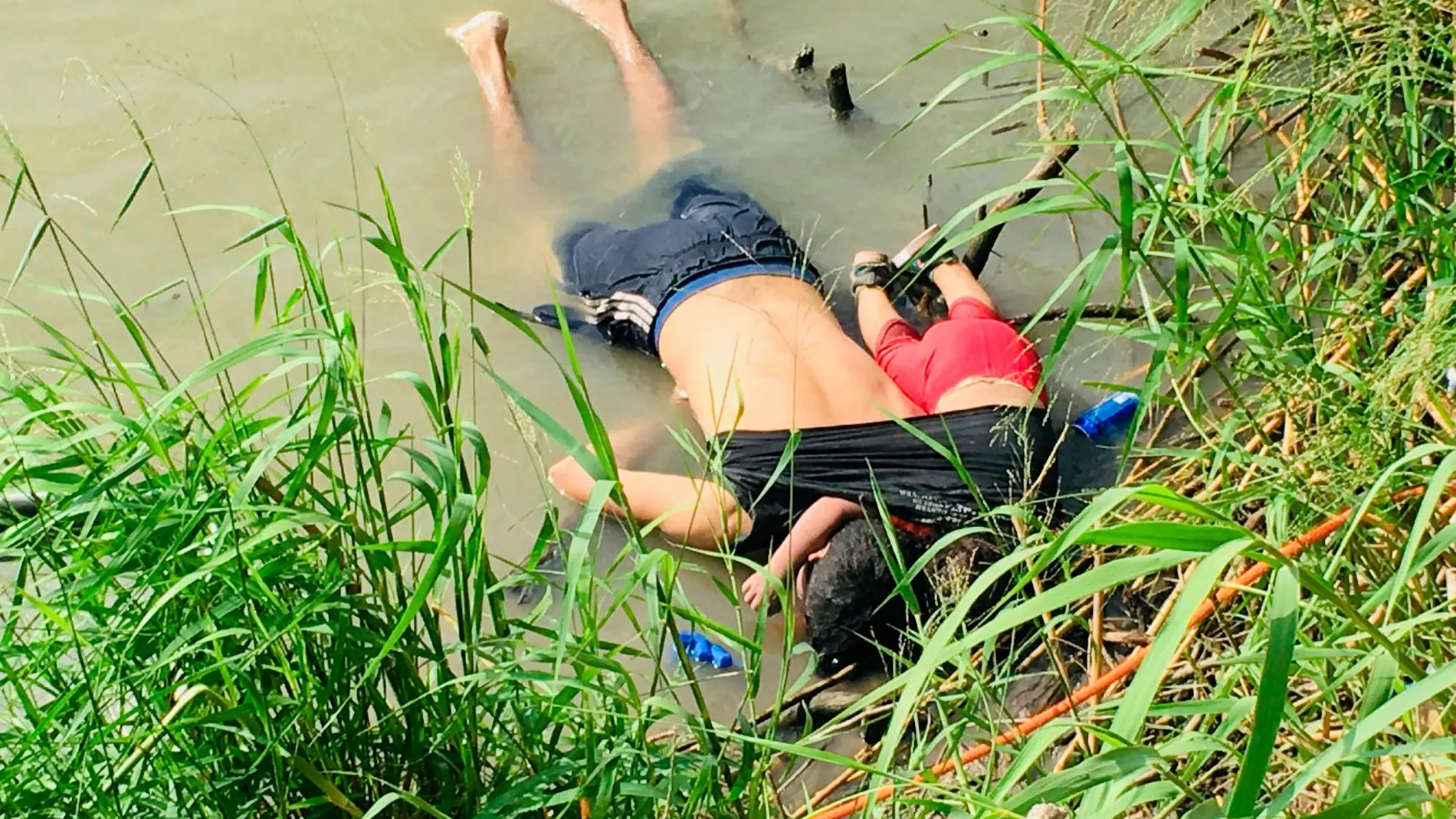 Los cuerpos de Oscar Alberto Martínez Ramírez y su hija Valeria en Río Grande. (AP Photo/Julia Le Duc)