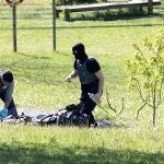 Policía francesa destapando un alijo de armas en Saint Pee