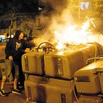 Los radicales hicieron barricadas con mobiliario urbano para luego quemarlas. Foto: Shooting