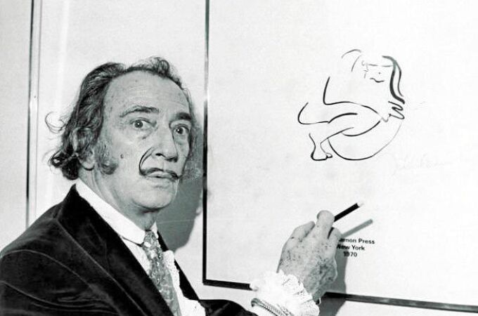 Salvador Dalí junto a una litografía de John Lennon en una exposición del cantante en Nueva York en 1970