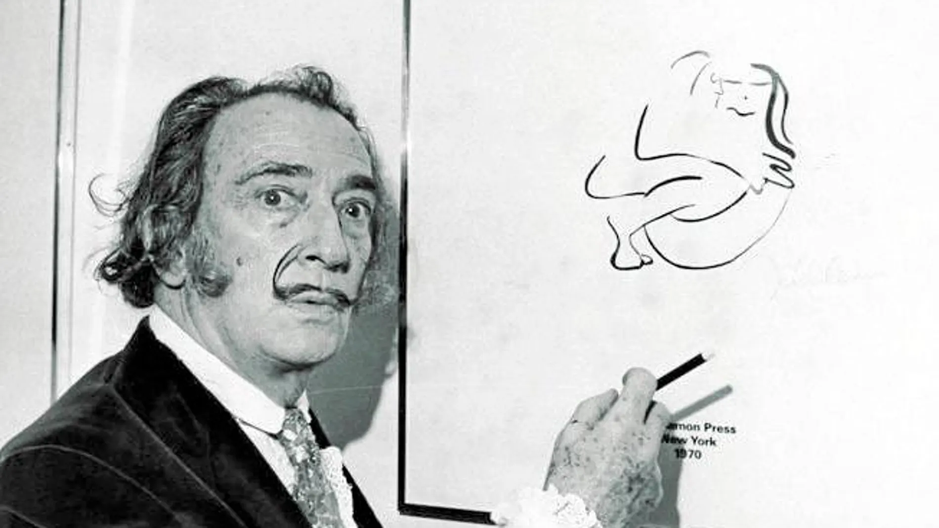 Salvador Dalí junto a una litografía de John Lennon en una exposición del cantante en Nueva York en 1970