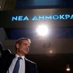 El líder de Nueva Democracia, Kyriakos Mitsotakis, saluda desde la sede de su partido hoy en Atenas. REUTERS/Costas Baltas