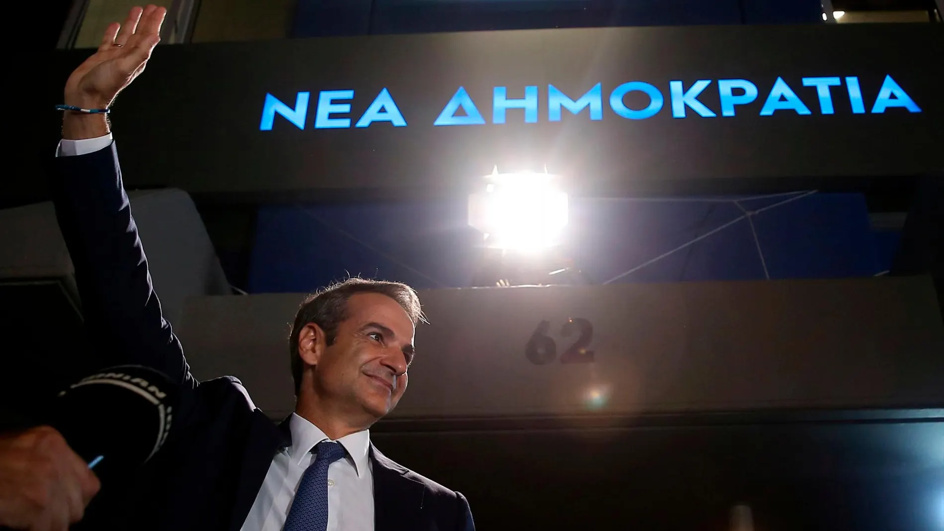 El líder de Nueva Democracia, Kyriakos Mitsotakis, saluda desde la sede de su partido hoy en Atenas. REUTERS/Costas Baltas