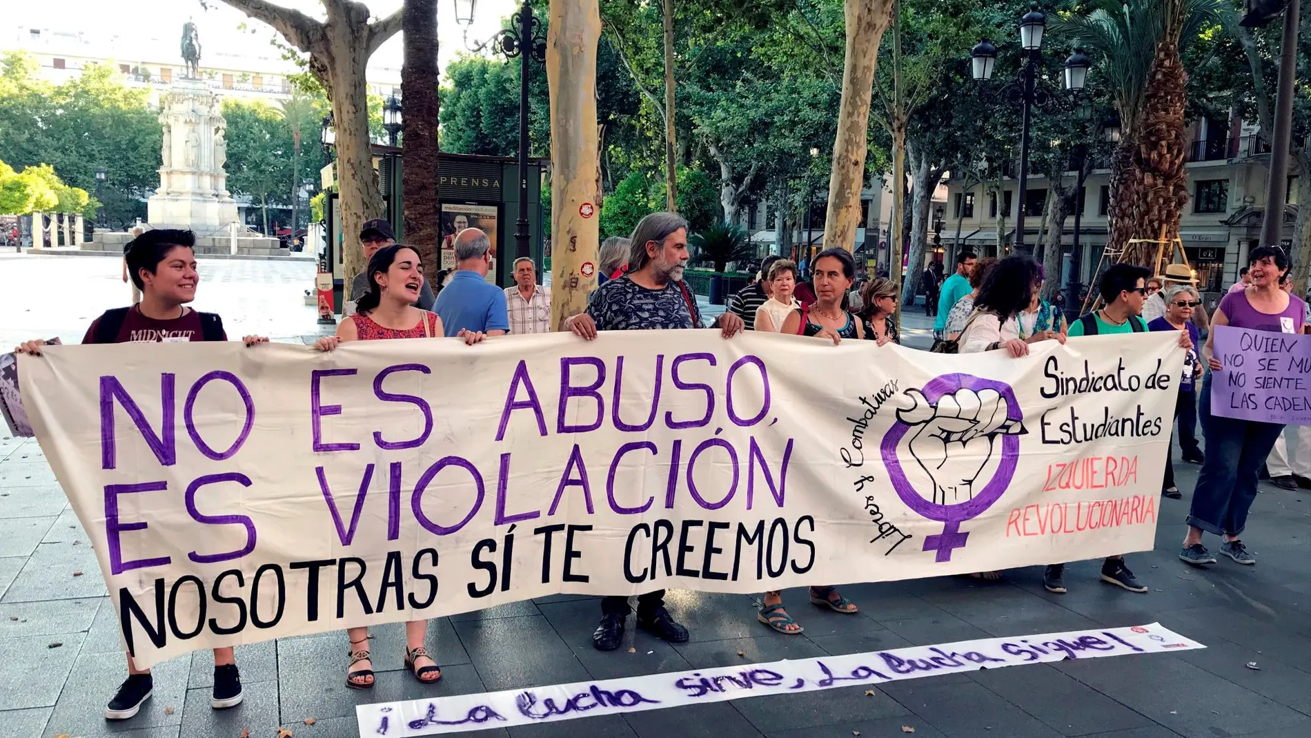Concentración convocada por colectivos feministas esta tarde en la Plaza Nueva de Sevilla el pasado día 21 para celebrar la decisión del Tribunal Supremo de elevar de 9 a 15 años de prisión la pena de prisión