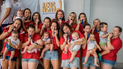 Las deportistas españolas de Hockey Subacuático con sus bebés/Ep