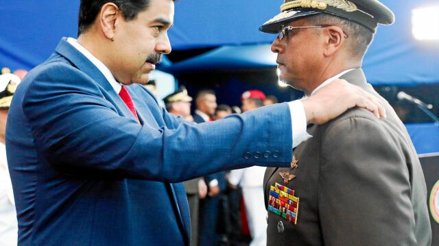 Fotografía cedida por el Palacio de Miraflores que muestra a Maduro en un acto de transmisión de mandos militares en Caracas