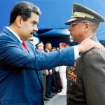 Fotografía cedida por el Palacio de Miraflores que muestra a Maduro en un acto de transmisión de mandos militares en Caracas