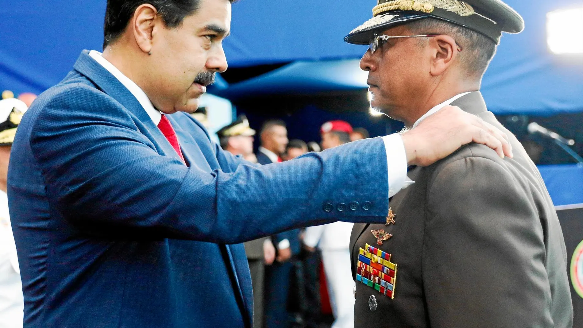 Fotografía cedida por el Palacio de Miraflores que muestra a Maduro en un acto de transmisión de mandos militares en Caracas