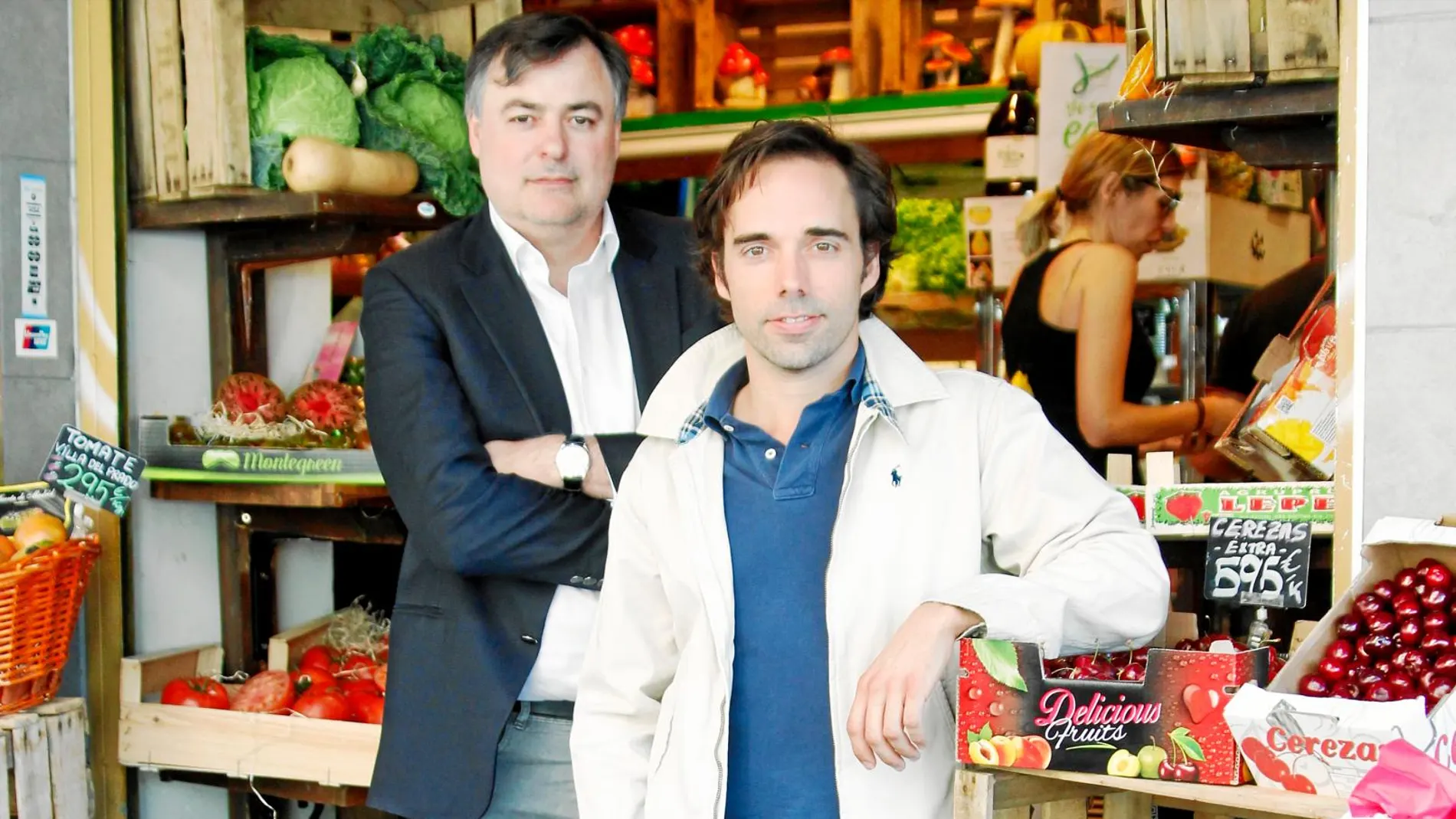 Carlos Martín y Eliseo Haro en la Frutería San Miguel, en Conde Duque, uno de los establecimientos de la red. Foto: Paula Jiménez