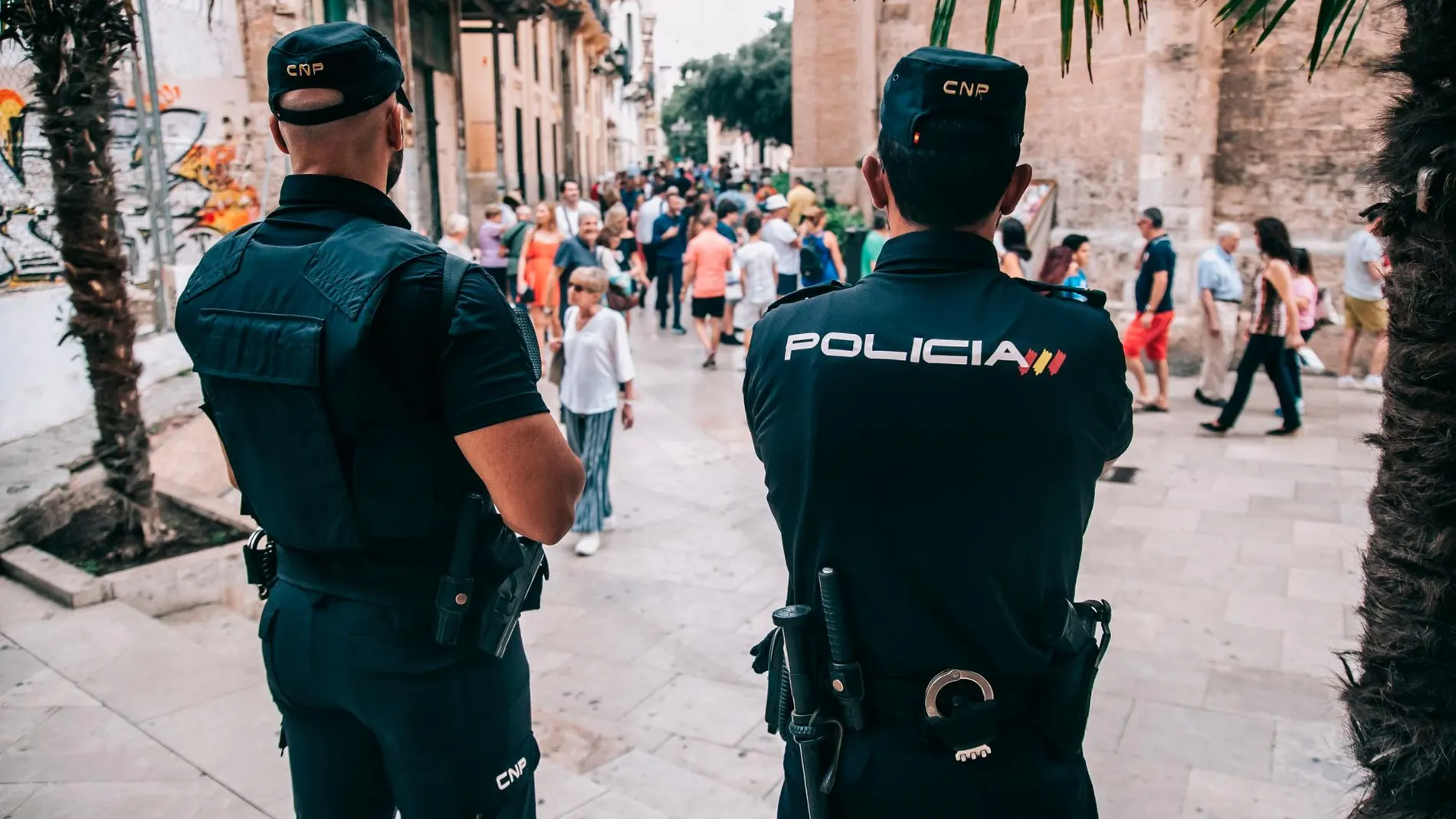 Agentes de patrulla en el centro de Valencia