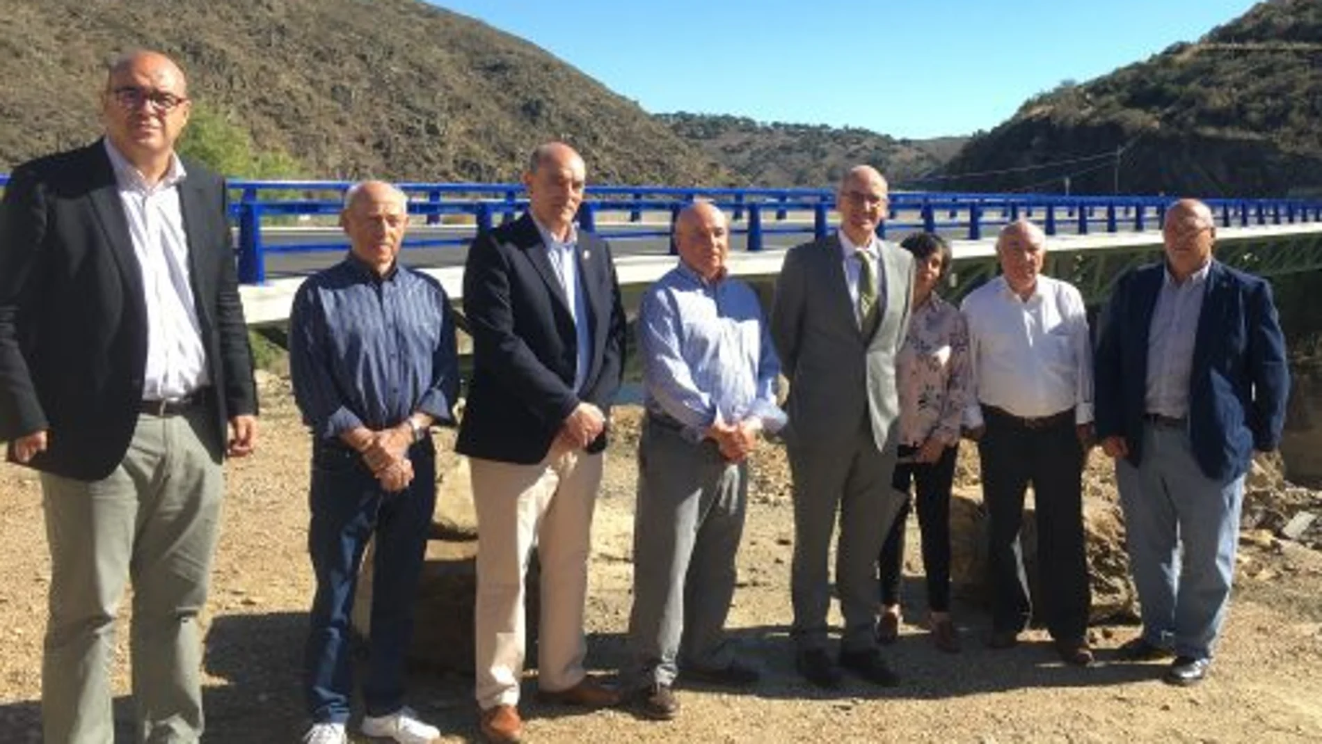 Iglesias inaugura el puente junto al alcalde Martiago, Francisco Collado, concejales y diputados