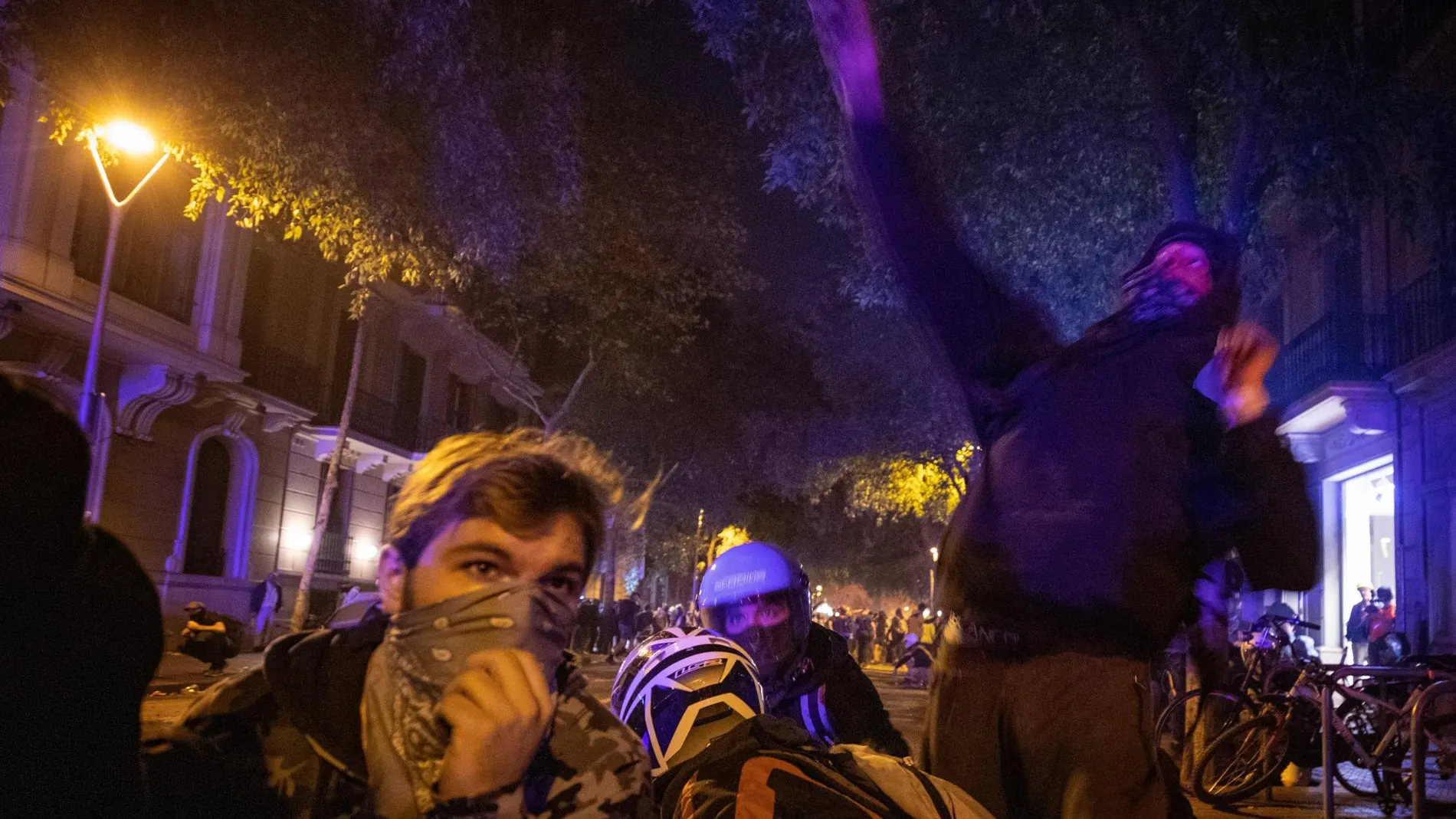 En la imagen, algunos radicales violentos en Barcelona