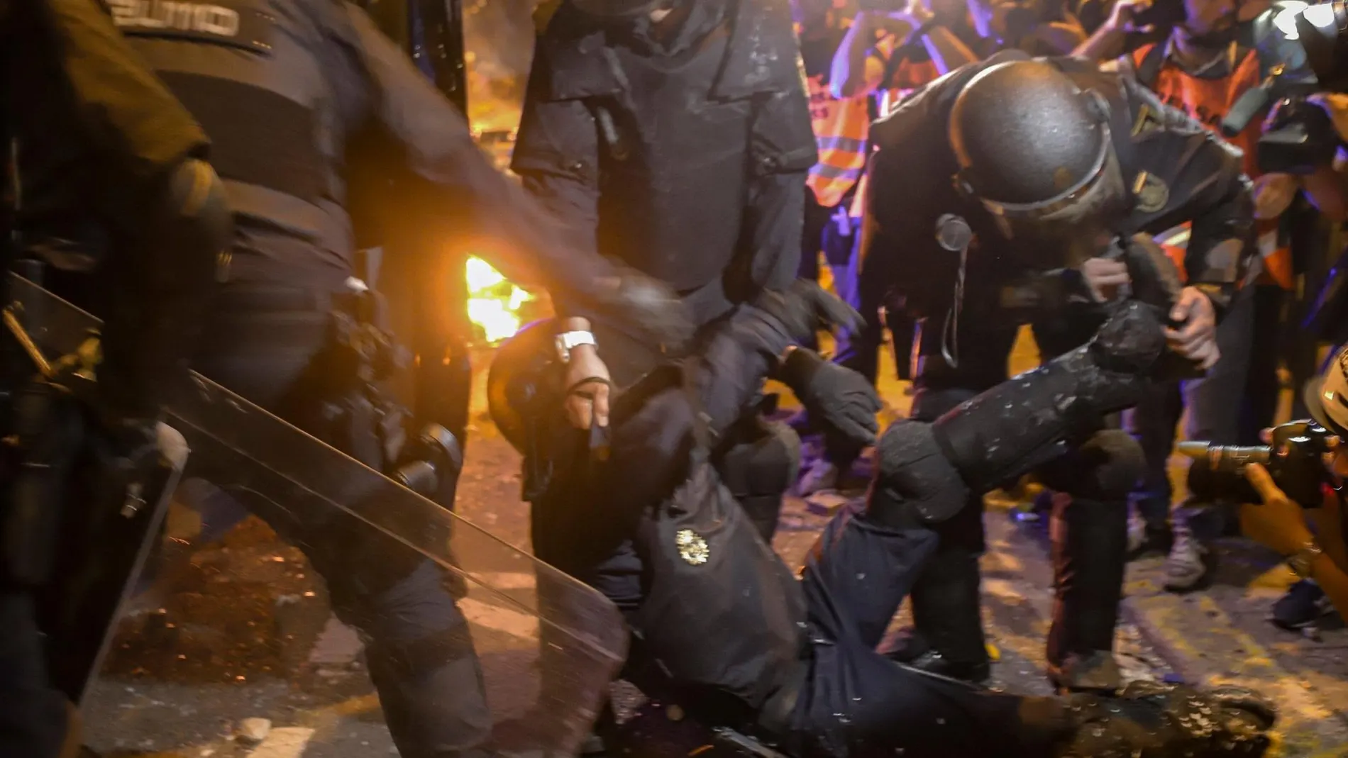 Un policía resulta herido en los violentos disturbios en Barcelona