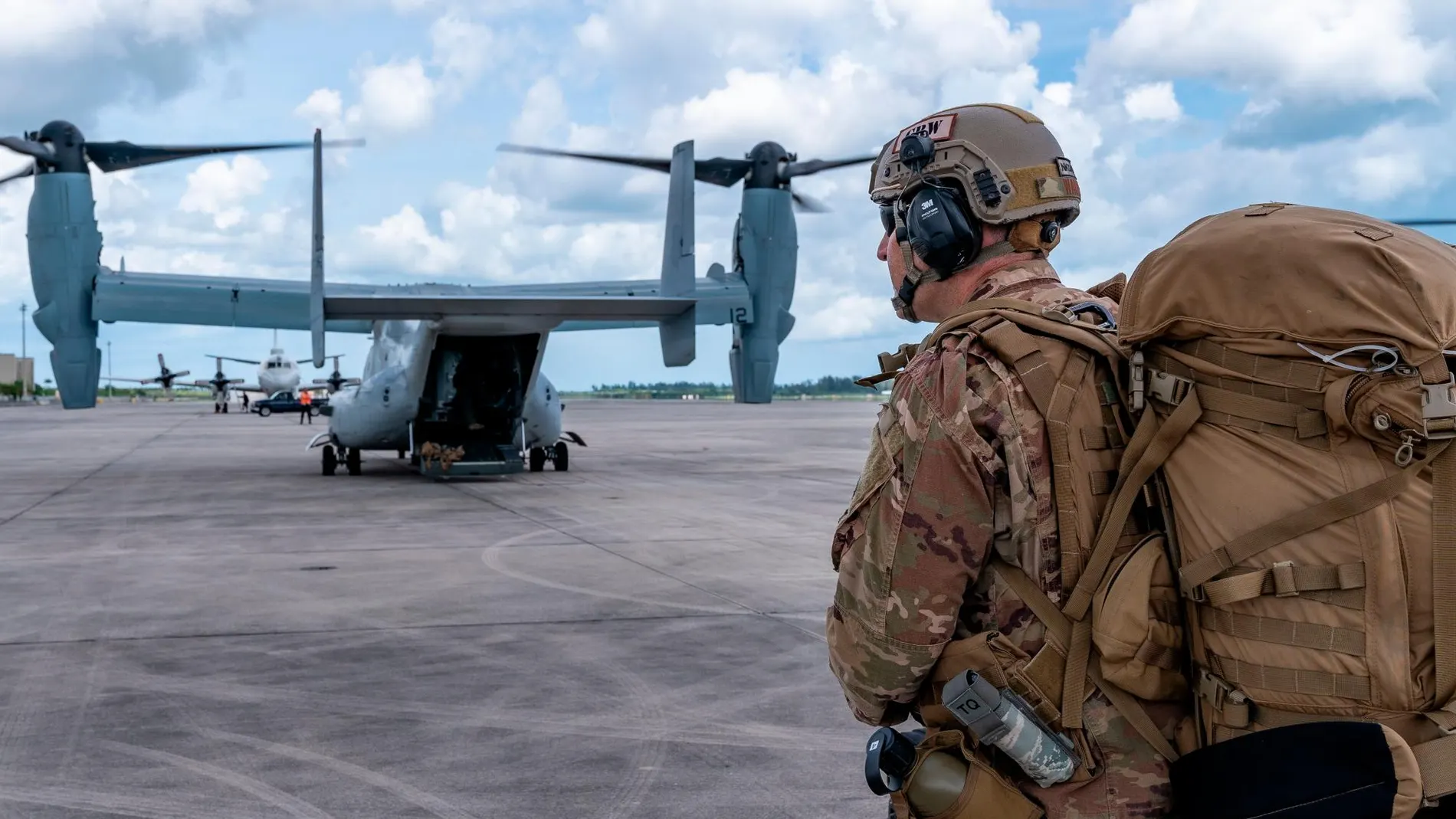 Un militar estadounidense se prepara para acudir a Bahamas. Efe