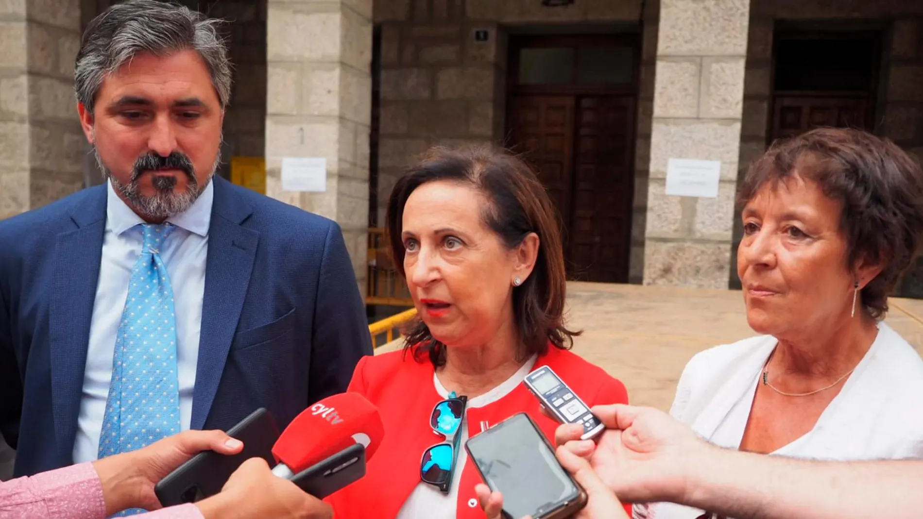 La ministra de Defensa, Margarita Robles, visita a los ayuntamientos de Gavilanes y Pedro Bernardo acompañada de la delegada de Gobierno, Mercedes Martín