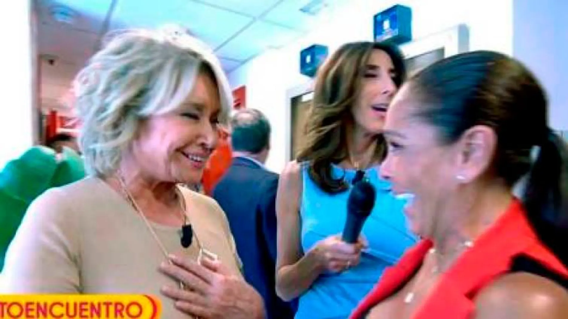 El histórico abrazo de Mila Ximénez a Isabel Pantoja en los pasillos de Telecinco / Twitter