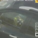 Pillado haciendo el cubo de Rubik al volante y con exceso de velocidad
