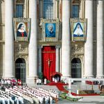 Ceremonia realizada ayer en la plaza del Vaticano donde se ordenó a John Newman y a cuatro mujeres