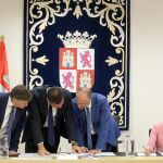 El presidente de las Cortes, Luis Fuentes, conversa con el portavoz del PP, Raúl de la Hoz, y el vicepresidente primero, Francisco Vázquez, durante la reunión de la Junta de Portavoces