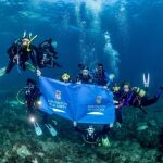 Unos buzos celebran la iniciativa deportiva "Aventura Submarina Costa de Almería"/ La Razón