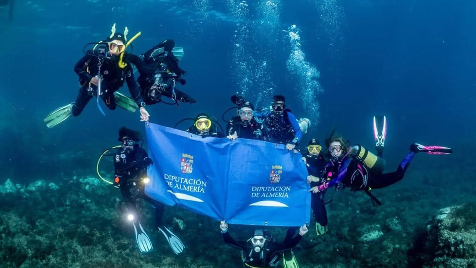 Unos buzos celebran la iniciativa deportiva "Aventura Submarina Costa de Almería"/ La Razón