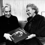 Karajan recibiendo un regalo de cumpleaños de la soprano Elisabeth Schwarzkopf