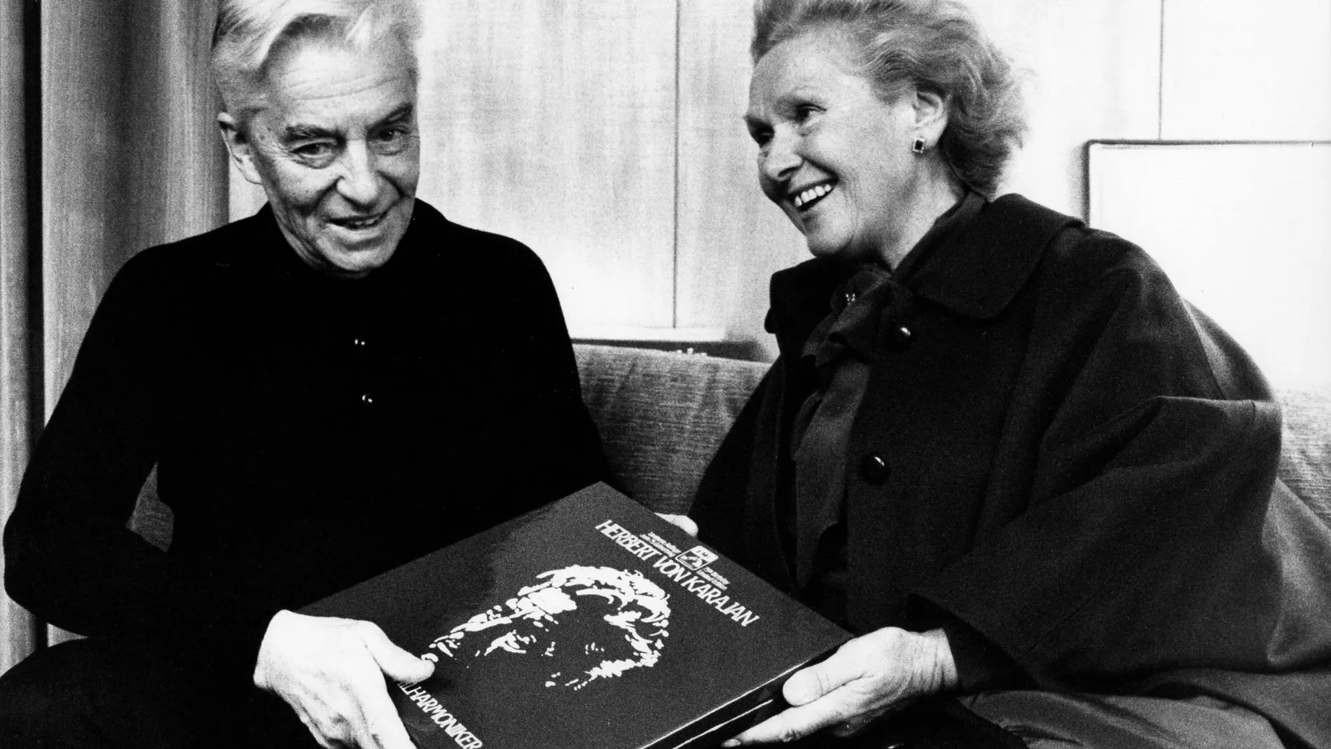 Karajan recibiendo un regalo de cumpleaños de la soprano Elisabeth Schwarzkopf