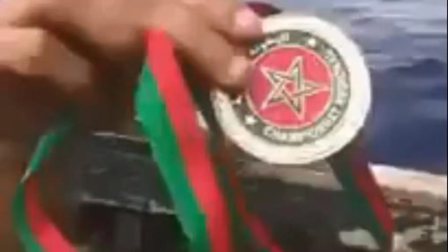Un campeón marroquí de taekwondo tira su medalla al mar desde una patera