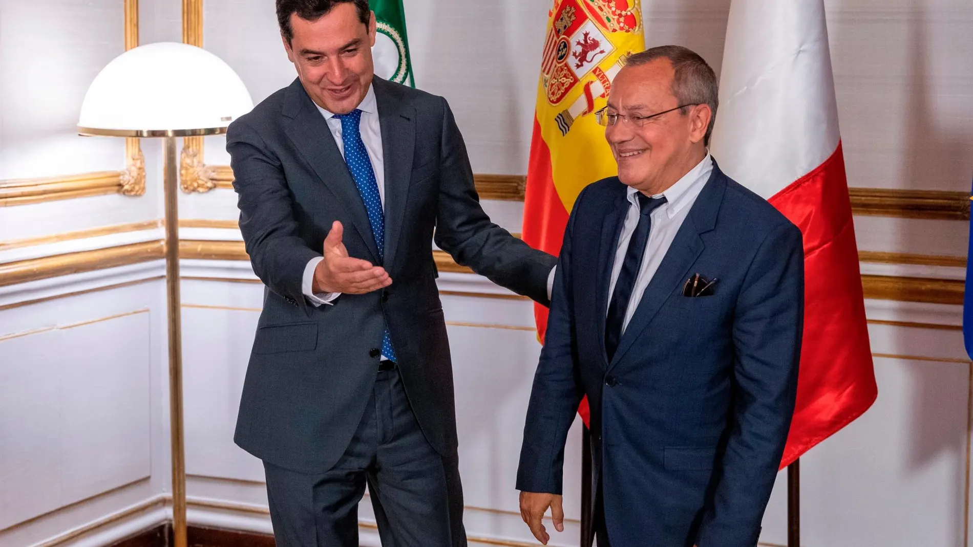 El presidente de la Junta de Andalucía, Juanma Moreno, y el embajador de la República Francesa en España, Jean-Michel Casa (d), al comienzo de la reunión mantenida en el Palacio de San Telmo, sede del Ejecutivo andaluz en Sevilla / Foto: Efe