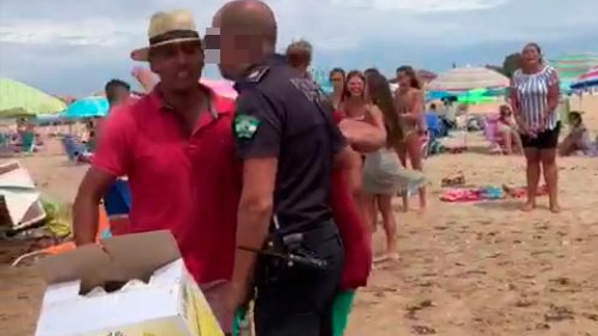 Momento de la intervención policial contra la venta ambulante en Punta Umbría
