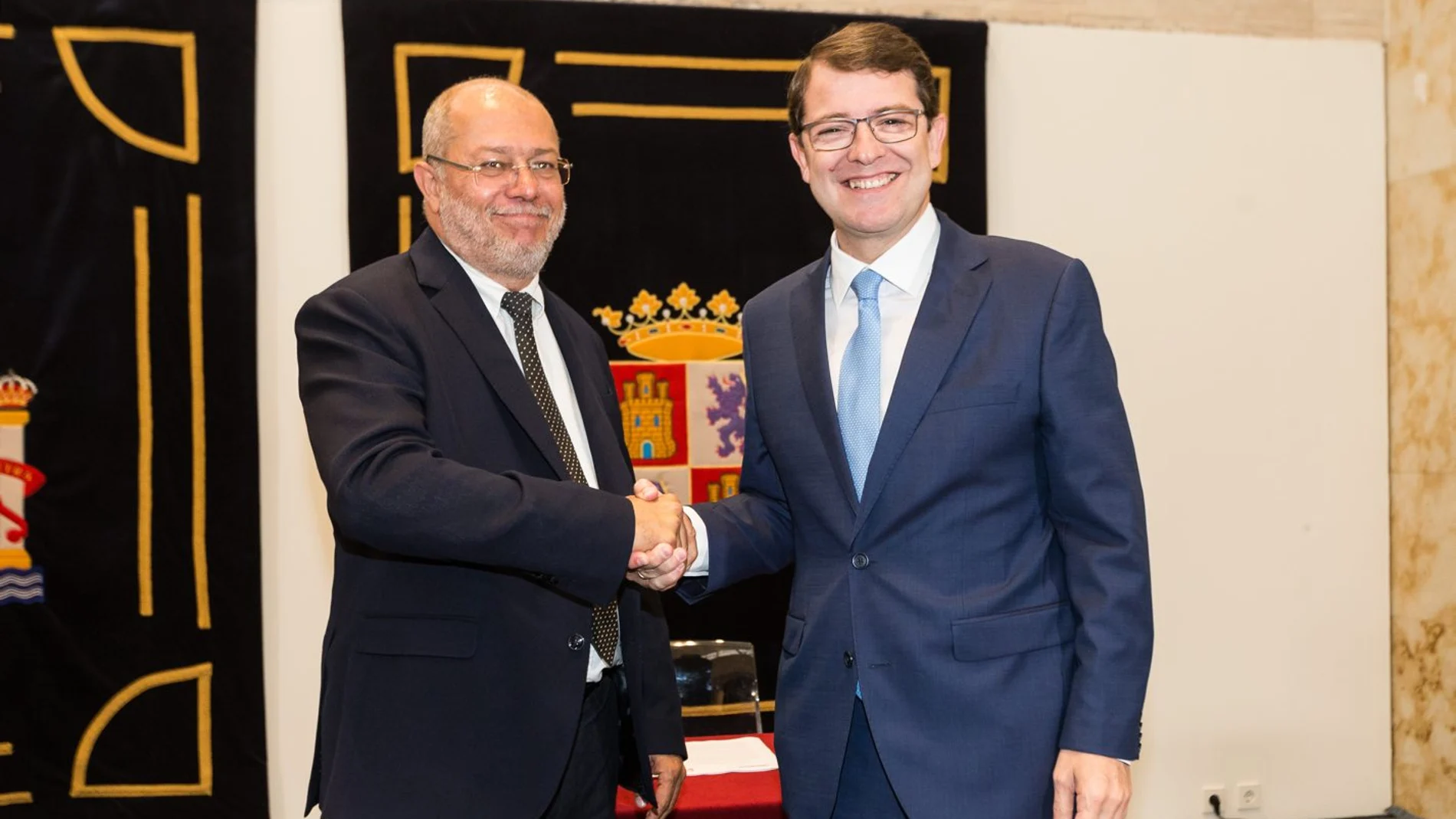 El presidente y el vicepresidente de la Junta, Alfonso Fernández Mañueco y Francisco Igea, respectivamen-te, durante la firma de los cien acuerdos de gobernabilidad