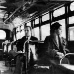Imagen de Rosa Parks por delante de un hombre blanco en un autobús estadounidense en 1955, algo impensable en la época