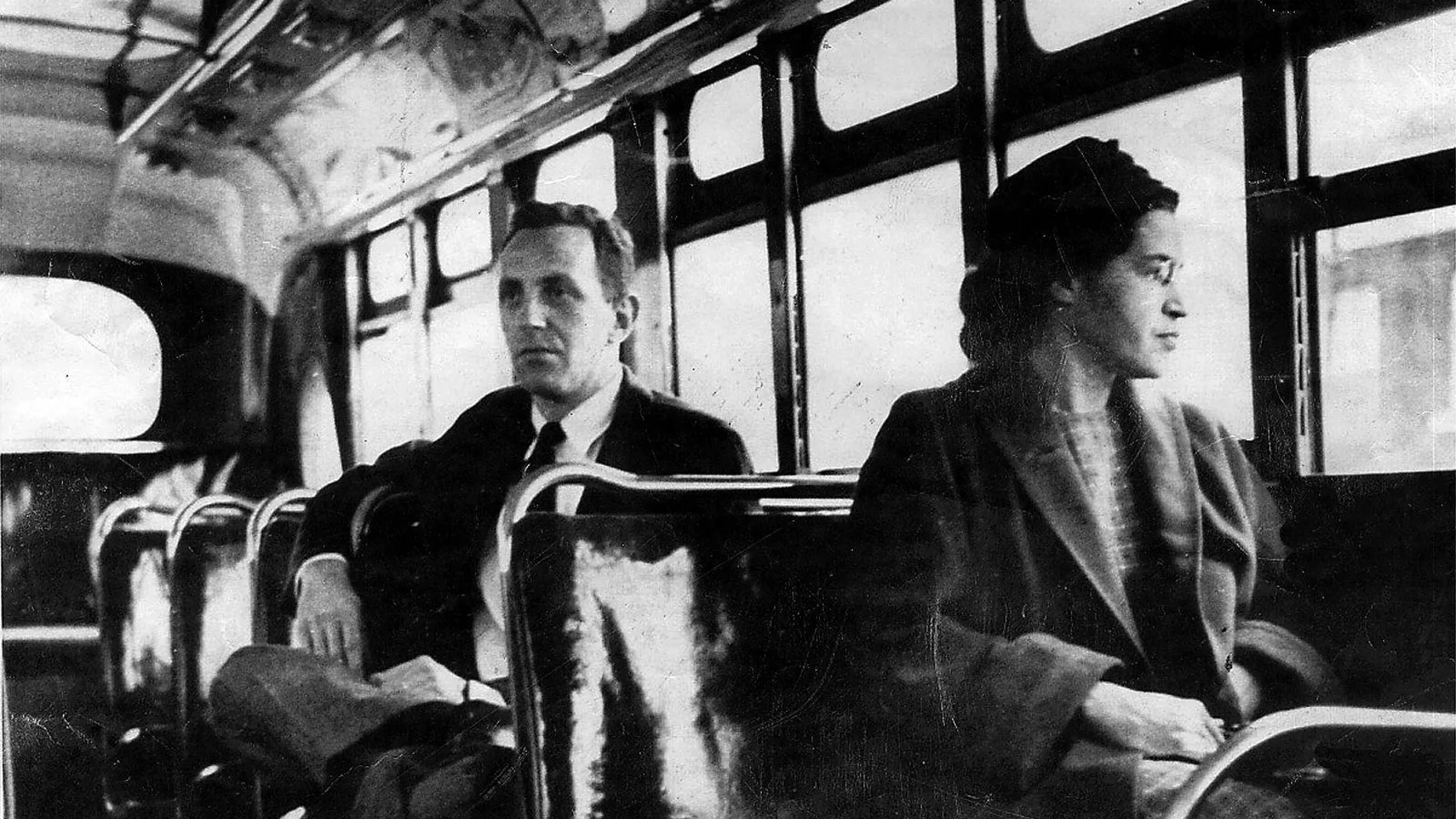 Imagen de Rosa Parks por delante de un hombre blanco en un autobús estadounidense en 1955, algo impensable en la época