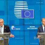 El presidente de la Comisión Europea, Jean-Claude Juncker (i), y el presidente del Consejo de la Unión Europea, Donald Tusk (d), hablan a la prensa al final de la Cumbre del Consejo Europeo