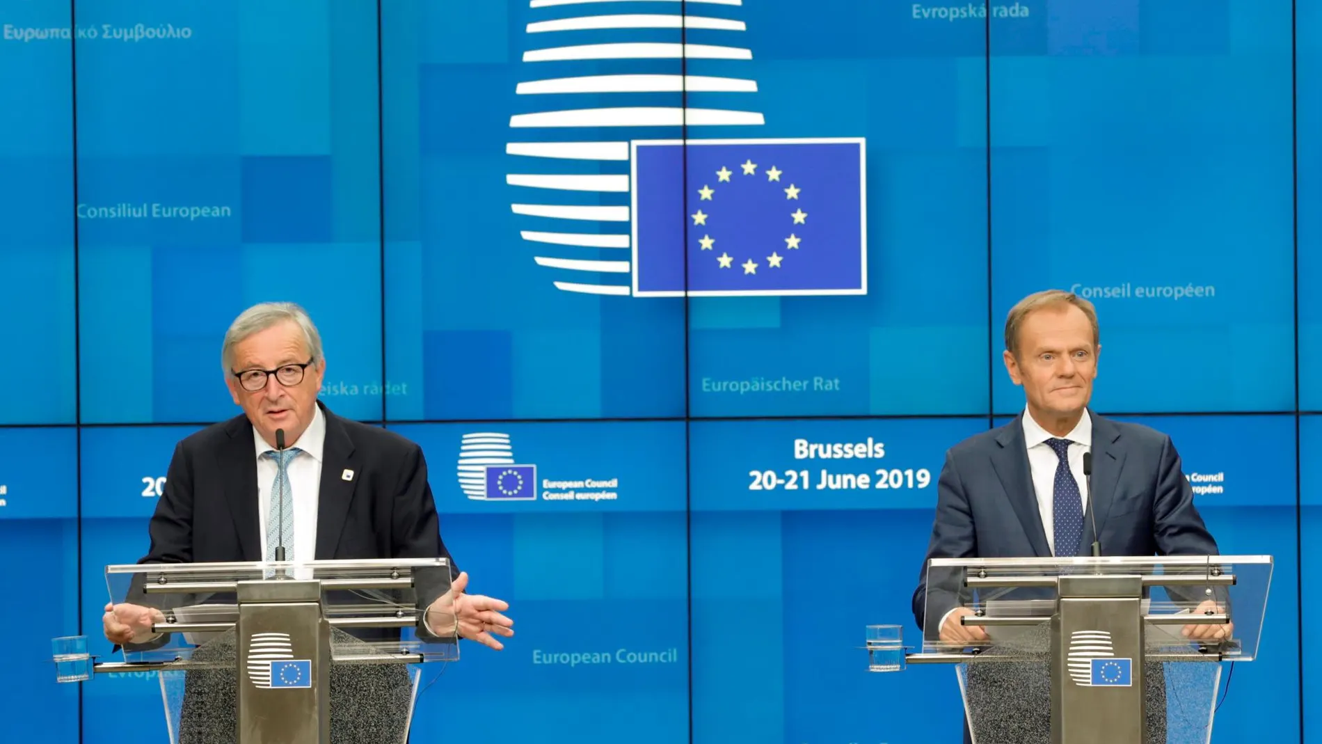 El presidente de la Comisión Europea, Jean-Claude Juncker (i), y el presidente del Consejo de la Unión Europea, Donald Tusk (d), hablan a la prensa al final de la Cumbre del Consejo Europeo