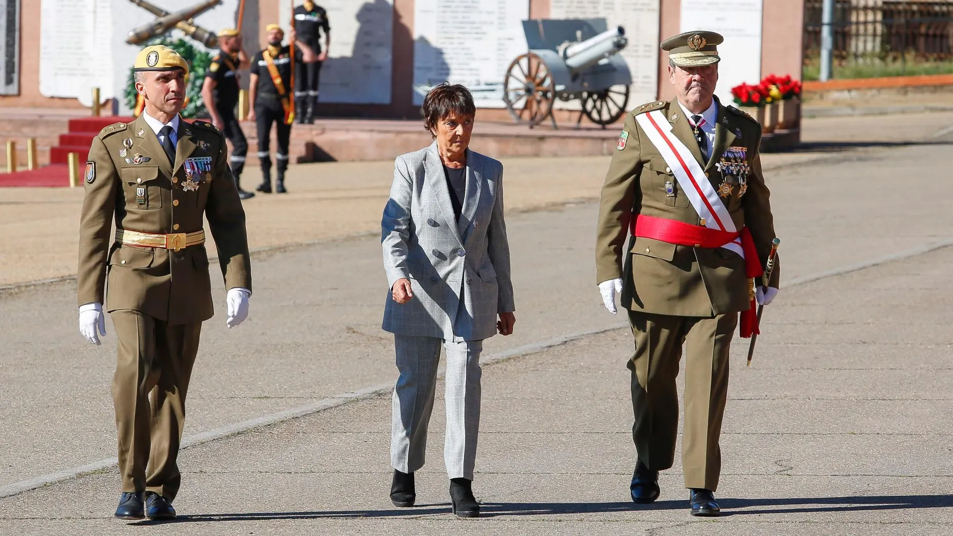 El jefe de la IV Subinspección General del Ejército, José Rivas Moriana, llega a la base Conde de Gazola junto a la delegada del Gobierno, Mercedes Martín, y el teniente coronel José Alberto Barja Navarro