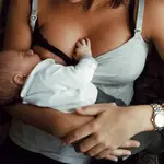 Una madre da de mamar a su hijo.