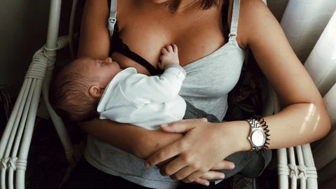 Una madre da de mamar a su hijo.