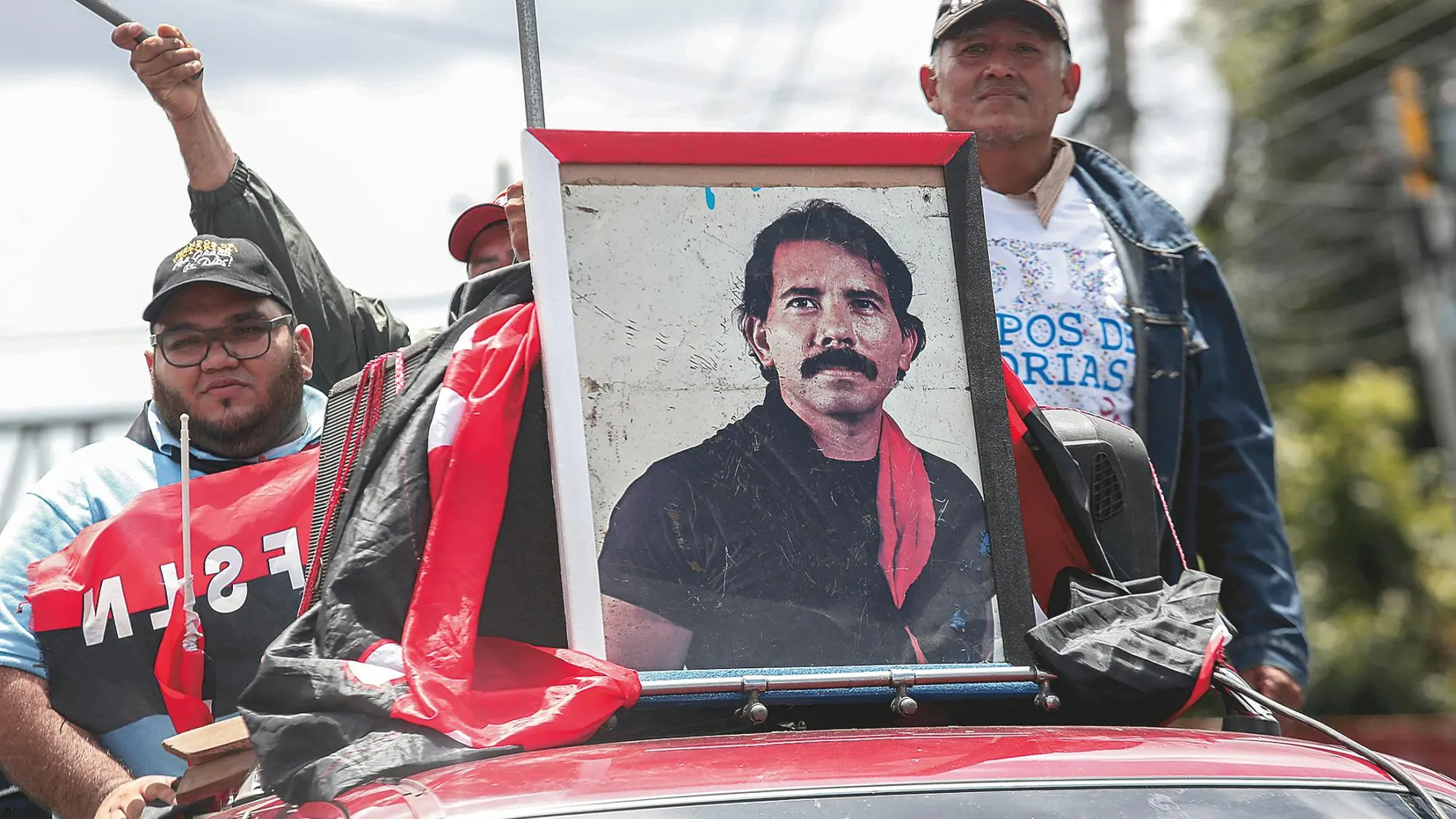 Seguidores de Daniel Ortega se manifiestan en las calles de Managua con su retrato