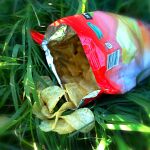 Bolsa de patatas fritas en el suelo