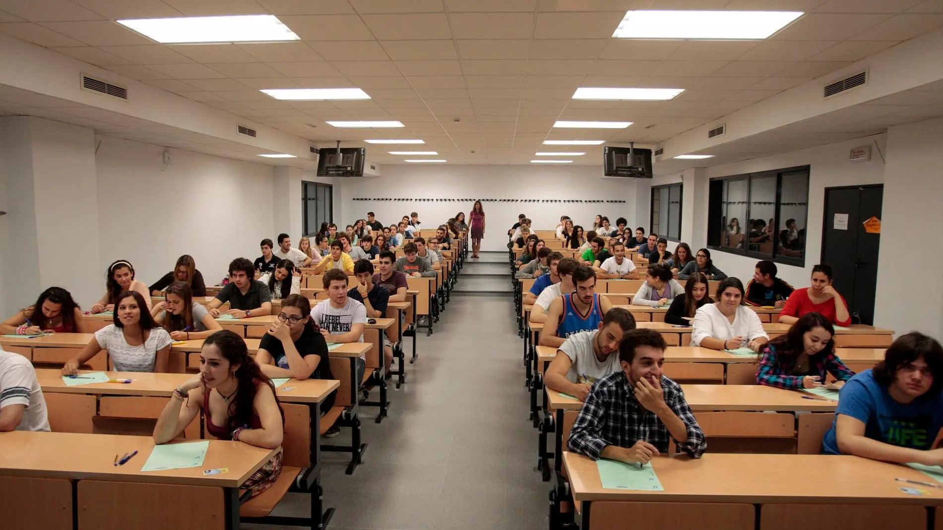 Alumnos realizando las pruebas de acceso a la Universidad / Foto: Manuel Olmedo