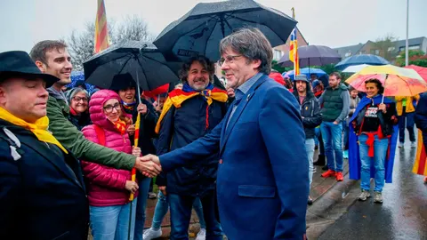 El expresidente de la Generalitat de Cataluña Carles Puigdemont participa en un acto de protesta convocado este domingo ante su residencia en la localidad belga de Waterloo.