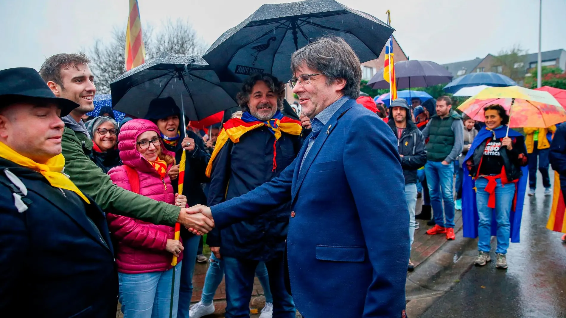 El expresidente de la Generalitat de Cataluña Carles Puigdemont participa en un acto de protesta convocado este domingo ante su residencia en la localidad belga de Waterloo.