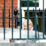El primer ministro ayer a su salida de Downing Street donde mantuvo un encuentro clave con los unionistas norirlandeses. Foto: Reuters