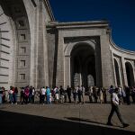 Colas de Visitantes en la Basílica del Valle de los Caídos este domingo 29 de septiembre. (Foto: Alberto R. Roldan)